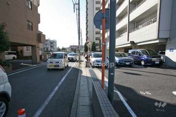 敷地東側の前面道路（北側から）