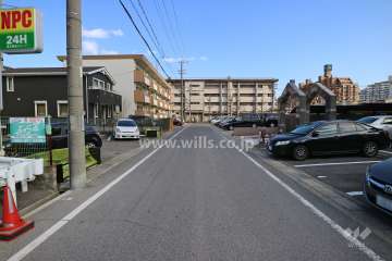 敷地北側の前面道路（西側から）