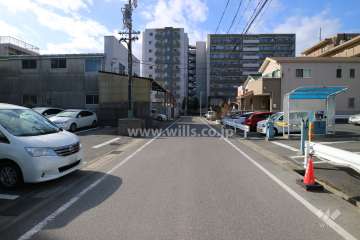 敷地北側の前面道路（東側から）