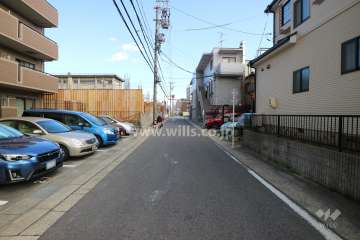 敷地南側の前面道路（西側から）