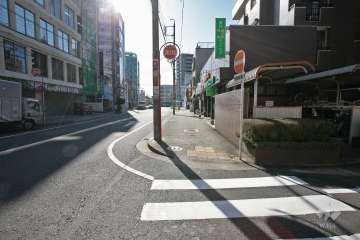 敷地東側の前面道路（北側から）