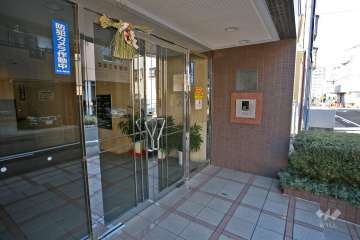エントランスはオートロック付きです。