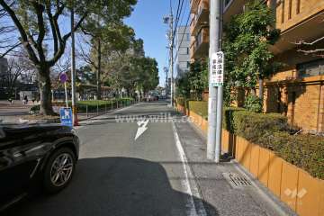 敷地南側の前面道路