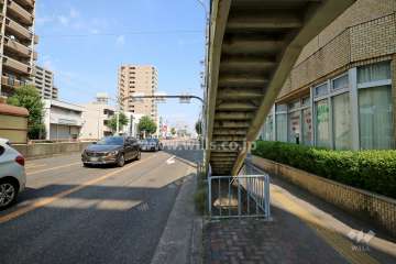 敷地北側の前面道路（西側から）