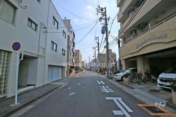 敷地東側の前面道路（北側から）