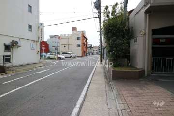 敷地東側の前面道路（北側から）