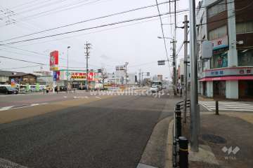 敷地北側の前面道路（西側から）