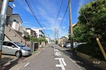 敷地北側の前面道路（西側から）
