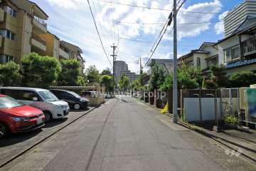 敷地北側の前面道路（東側から）
