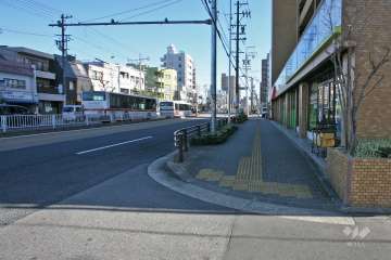 敷地北側は県道215号（出来町通）に面しています。