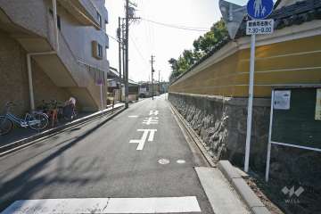 敷地西側の前面道路（北側から）