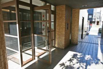 エントランスアプローチはタイル張りです。