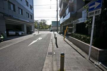 敷地東側の前面道路（北側から）