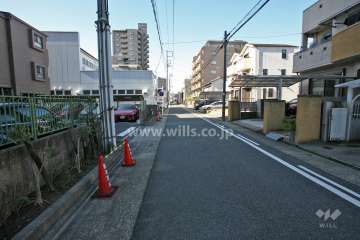 敷地北側の前面道路（東側から）