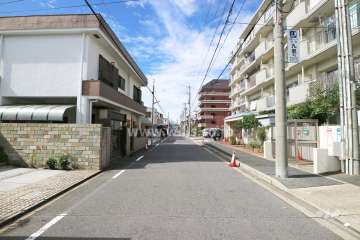 敷地南側の前面道路（東側から）