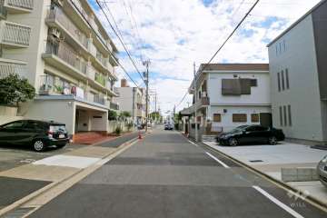敷地南側の前面道路（西側から）