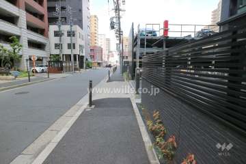 敷地の北側前面道路（西側から）