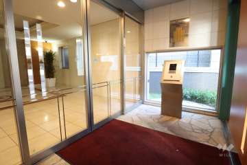 エントランスはオートロック付きです。