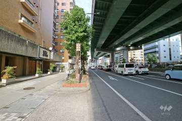 敷地東側の前面道路（南側から）