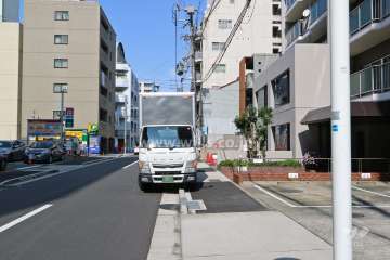 敷地南側の前面道路（東側から）