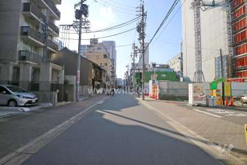 敷地北側の前面道路（東側から）