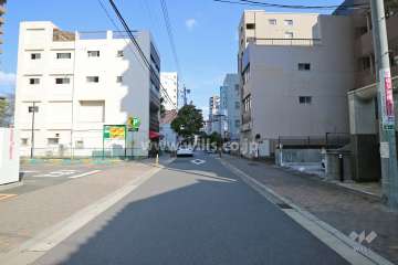 敷地北側の前面道路（西側から）