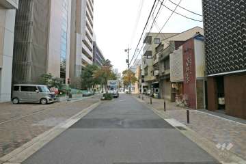 敷地北側の前面道路（東側から）