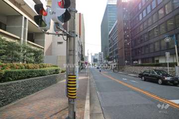 敷地西側の前面道路（北側から）