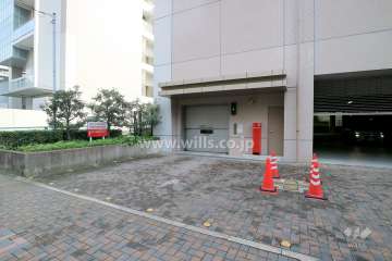 駐車場出入り口（ロボットゲート付き）