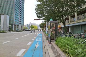 敷地南側の前面道路（東側から）