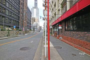 敷地西側の前面道路（南側から）