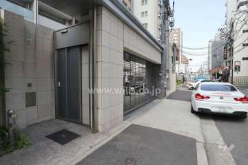 駐車場出入り口（リングシャッター付き)