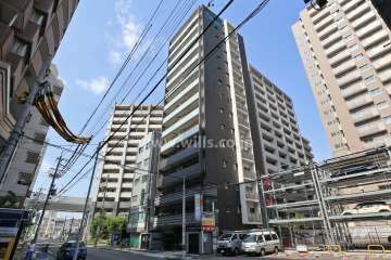 プレサンスロジェ泉の外観（南西側から）