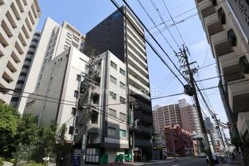 プレサンスロジェ泉の外観（北西側から）