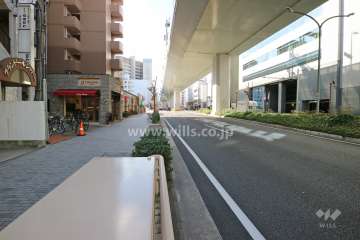 敷地北側の前面道路（東側から）　名古屋高速都心環状線が走っています。