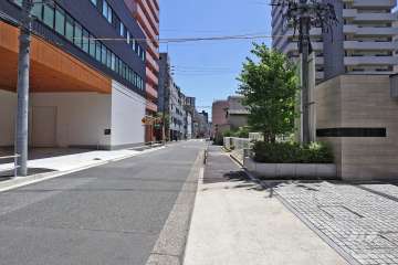 敷地東側の前面道路（北側から）