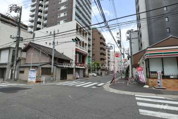 敷地南側の前面道路
