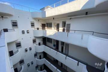 建物中央は吹き抜けになっています。