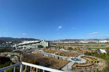 屋上から北方向の景色。仁川競馬場がよく見えます。