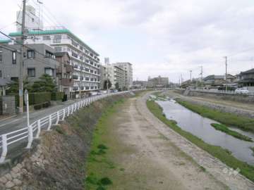 敷地の南側には仁川が流れています。