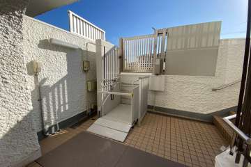 エントランスに設置された昇降機