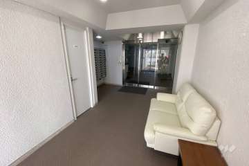 ソファが設置されたエントランスホール