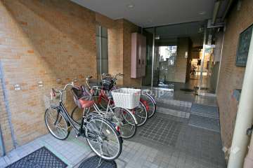 駐輪場とエントランスアプローチ