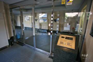 エントランスはオートロック付きです。