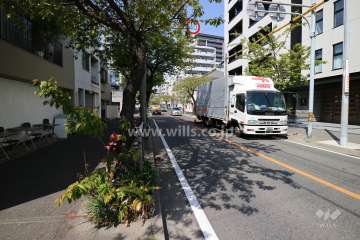 敷地東側の前面道路（南側から）