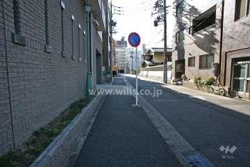 敷地西側の前面道路(北側から)