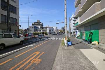 敷地西側の前面道路（南側から）
