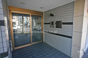 エントランスはオートロック付きです。