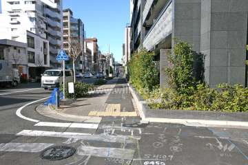 プレサンスグラン泉の南側前面道路