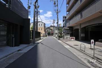 敷地西側の前面道路（南側から）